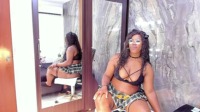 Snapshot of LauraSaenz01 chatting on October 3, 2025, 3:52 am LauraSaenz01 online show from October 3, 2025, 3:52 am