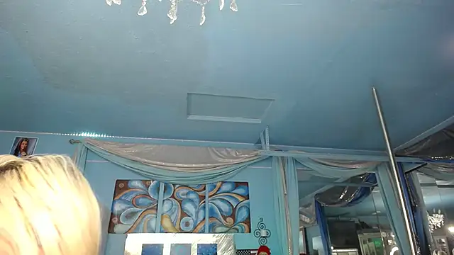 ADRIANNA FOX online show from September 24, 2025, 4:02 pm