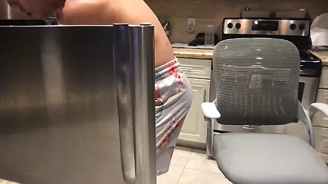 Snapshot of BigGuyMuscle chatting on October 2, 2025, 5:11 am BigGuyMuscle online show from October 2, 2025, 5:11 am