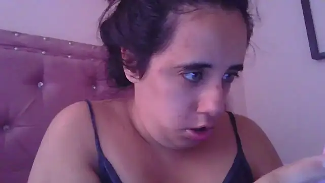 annarose19 online show from February 2, 2026, 8:41 pm