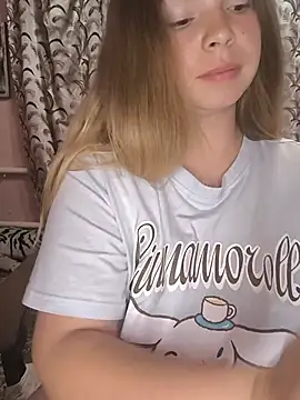 Snapshot of Zuli_Kiska chatting on July 14, 2026, 6:58 pm Zuli Kiska online show from July 14, 2026, 6:58 pm