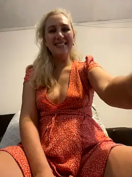 Snapshot of YourBlondee chatting on October 2, 2025, 2:48 am YourBlondee online show from October 2, 2025, 2:48 am