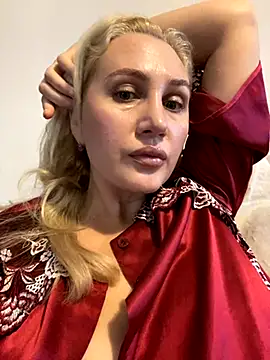 Snapshot of YourBlondee chatting on October 31, 2025, 2:19 am YourBlondee online show from October 31, 2025, 2:19 am