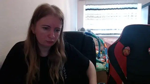 Snapshot of PeterAndJen chatting on September 26, 2025, 7:04 am PeterAndJen online show from September 26, 2025, 7:04 am