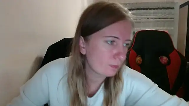 Snapshot of PeterAndJen chatting on October 5, 2025, 7:04 pm PeterAndJen online show from October 5, 2025, 7:04 pm