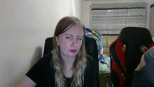 Snapshot of PeterAndJen chatting on September 22, 2025, 5:52 pm PeterAndJen online show from September 22, 2025, 5:52 pm