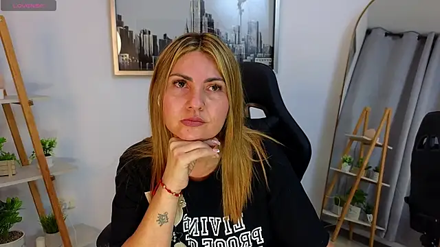 Snapshot of bella__adams chatting on October 18, 2025, 12:01 am bella adams online show from October 18, 2025, 12:01 am