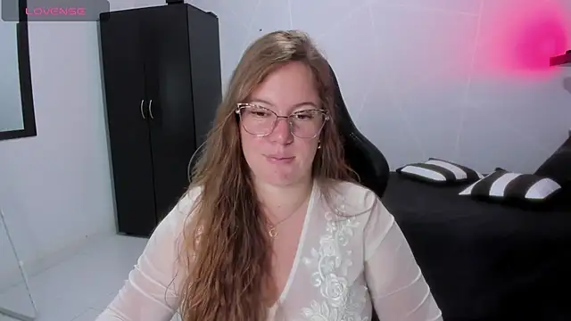 Snapshot of tamy_shine87 chatting on November 2, 2025, 11:43 pm tamy shine87 online show from November 2, 2025, 11:43 pm