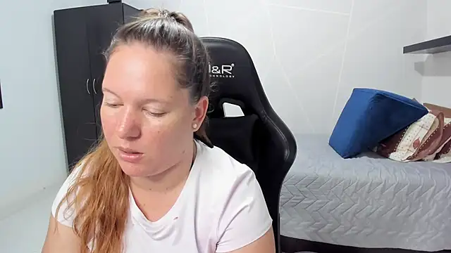 Snapshot of tamy_shine87 chatting on October 10, 2025, 12:22 am tamy shine87 online show from October 10, 2025, 12:22 am