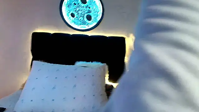 lorrayne  online show from April 18, 2026, 12:18 pm