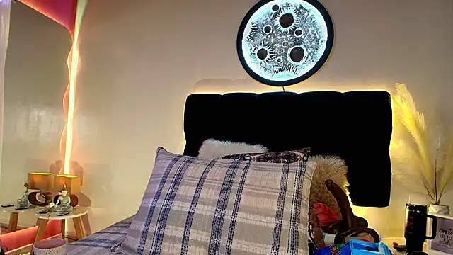 lorrayne  online show from April 8, 2026, 12:17 pm