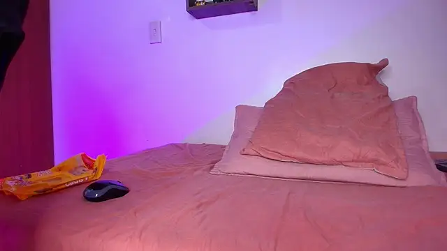 Snapshot of lorrayne_ chatting on March 18, 2025, 6:06 pm lorrayne  online show from March 18, 2025, 6:06 pm