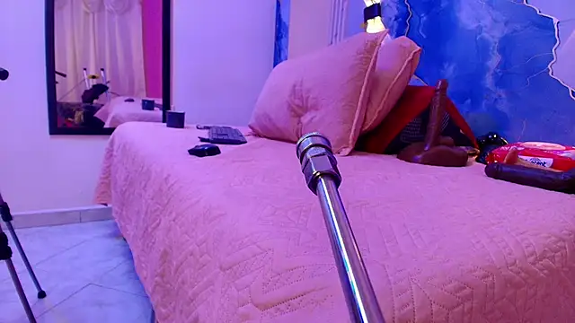 Snapshot of lorrayne_ chatting on October 15, 2025, 12:13 pm lorrayne  online show from October 15, 2025, 12:13 pm