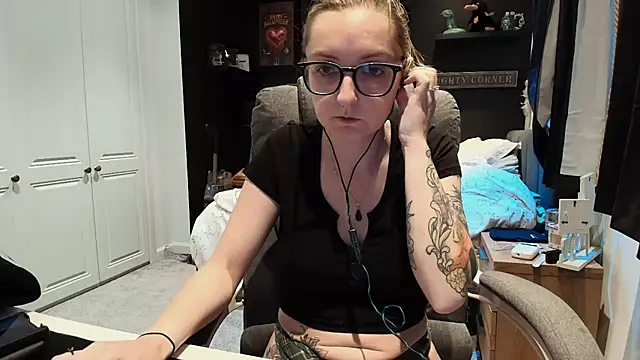 Snapshot of short_sweetpea chatting on September 22, 2025, 6:03 pm short sweetpea online show from September 22, 2025, 6:03 pm