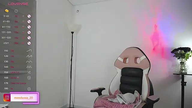 meedussa 20  online show from November 3, 2025, 7:24 am