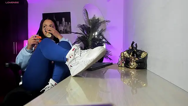 Snapshot of Amaia_Bushida chatting on October 9, 2025, 2:12 am Amaia Bushida online show from October 9, 2025, 2:12 am