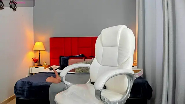 Snapshot of Holly_madison_ chatting on October 4, 2025, 12:17 pm Holly madison online show from October 4, 2025, 12:17 pm