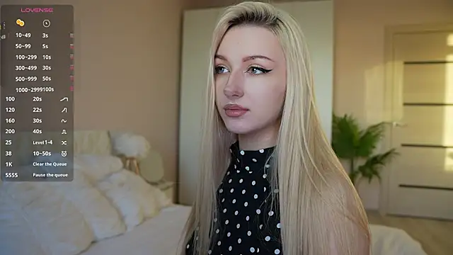 Snapshot of CatchMe1 chatting on October 8, 2025, 1:23 pm CatchMe1 online show from October 8, 2025, 1:23 pm