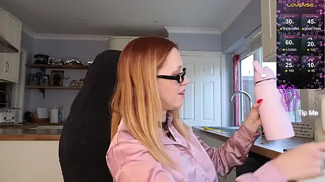 Snapshot of stripmequick chatting on September 18, 2025, 9:23 am stripmequick online show from September 18, 2025, 9:23 am