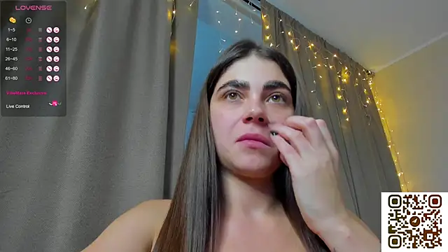 Snapshot of Bella_Foryou chatting on October 10, 2025, 2:01 am Bella Foryou online show from October 10, 2025, 2:01 am