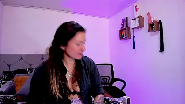 vanessabrown  online show from October 3, 2025, 1:56 pm