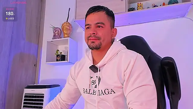 Snapshot of Ricardo_1998 chatting on October 17, 2025, 9:01 am Ricardo 1998 online show from October 17, 2025, 9:01 am