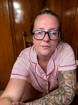 Snapshot of Lizzyloo chatting on October 22, 2025, 9:46 pm Lizzyloo online show from October 22, 2025, 9:46 pm