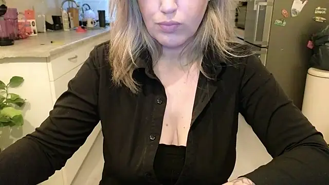 Snapshot of TessToy chatting on December 5, 2025, 5:17 am TessToy online show from December 5, 2025, 5:17 am