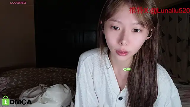 Luna520 online show from January 5, 2025, 11:37 am