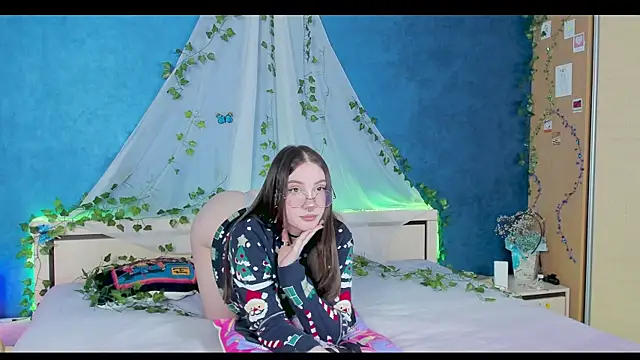 Snapshot of LinaKenny chatting on December 17, 2024, 7:59 pm LinaKenny online show from December 17, 2024, 7:59 pm