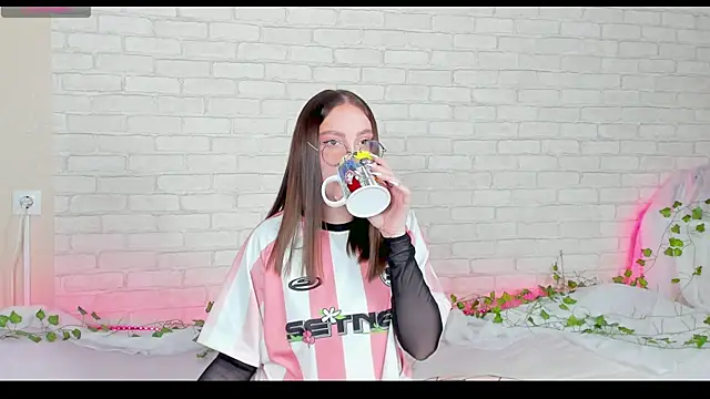 Snapshot of LinaKenny chatting on November 12, 2025, 5:28 pm LinaKenny online show from November 12, 2025, 5:28 pm