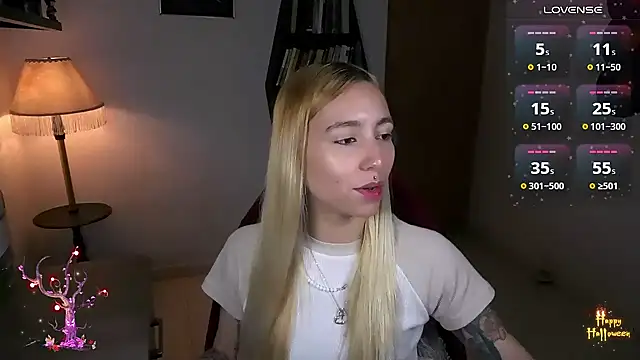 Snapshot of Saucy_Jenn chatting on October 26, 2025, 10:54 pm Saucy Jenn online show from October 26, 2025, 10:54 pm