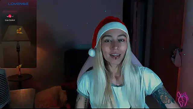 Snapshot of Saucy_Jenn chatting on December 15, 2024, 9:53 pm Saucy Jenn online show from December 15, 2024, 9:53 pm