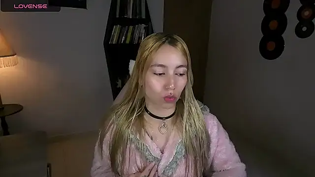 Snapshot of Saucy_Jenn chatting on October 19, 2025, 7:05 pm Saucy Jenn online show from October 19, 2025, 7:05 pm