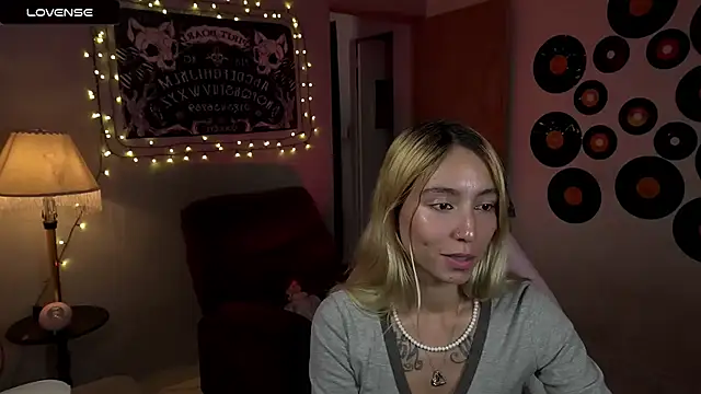 Snapshot of Saucy_Jenn chatting on March 16, 2025, 1:38 am Saucy Jenn online show from March 16, 2025, 1:38 am