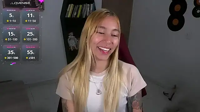 Snapshot of Saucy_Jenn chatting on October 5, 2025, 1:51 am Saucy Jenn online show from October 5, 2025, 1:51 am