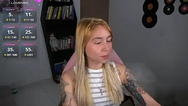 Snapshot of Saucy_Jenn chatting on September 17, 2025, 3:19 am Saucy Jenn online show from September 17, 2025, 3:19 am