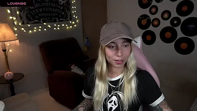 Snapshot of Saucy_Jenn chatting on March 22, 2025, 3:52 am Saucy Jenn online show from March 22, 2025, 3:52 am