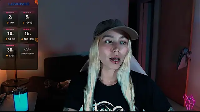 Snapshot of Saucy_Jenn chatting on December 7, 2024, 2:25 am Saucy Jenn online show from December 7, 2024, 2:25 am