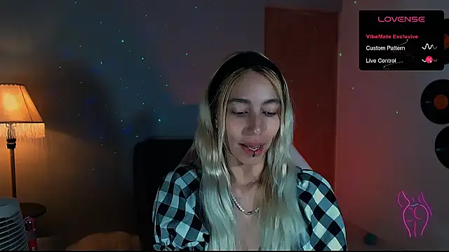 Snapshot of Saucy_Jenn chatting on January 8, 2025, 3:19 am Saucy Jenn online show from January 8, 2025, 3:19 am