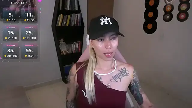 Snapshot of Saucy_Jenn chatting on September 21, 2025, 11:10 pm Saucy Jenn online show from September 21, 2025, 11:10 pm