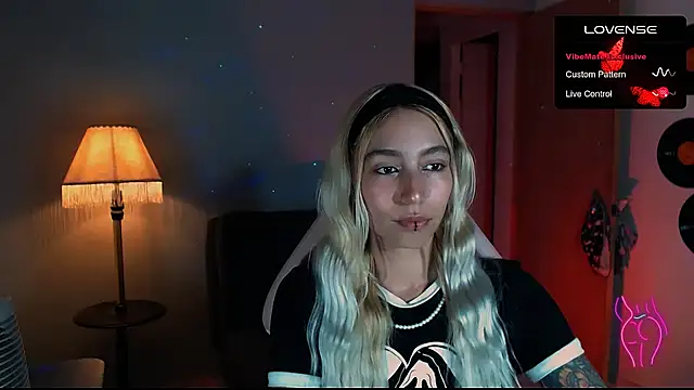 Snapshot of Saucy_Jenn chatting on January 10, 2025, 2:25 am Saucy Jenn online show from January 10, 2025, 2:25 am