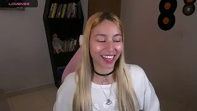 Snapshot of Saucy_Jenn chatting on October 17, 2025, 4:27 am Saucy Jenn online show from October 17, 2025, 4:27 am