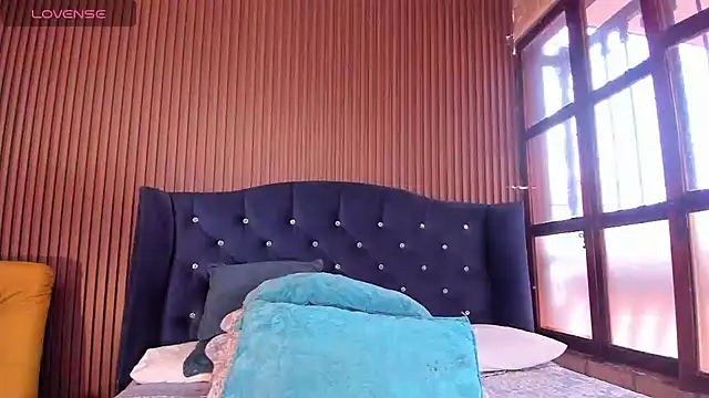 JuliaDawson  online show from February 14, 2025, 10:04 pm