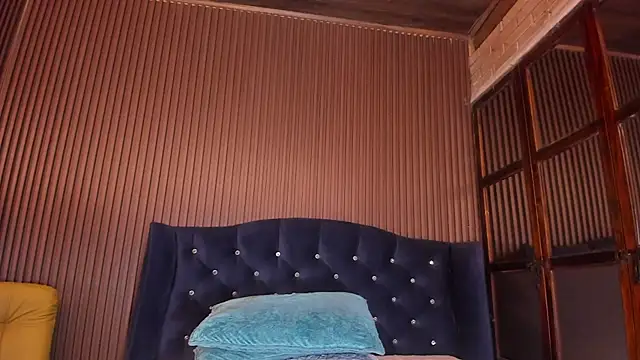 JuliaDawson  online show from February 26, 2025, 3:35 am