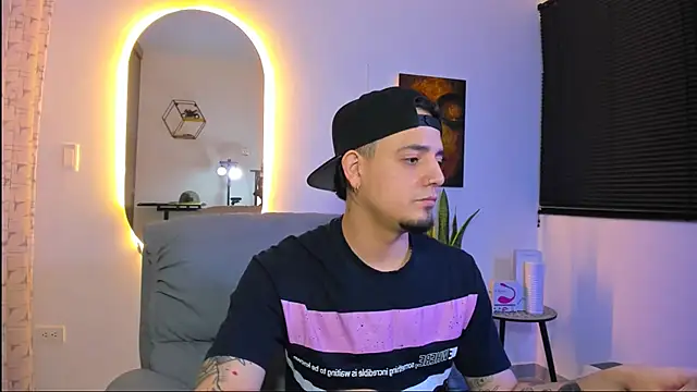 Snapshot of alejandro_calderon1 chatting on February 19, 2026, 4:20 am alejandro calderon1 online show from February 19, 2026, 4:20 am