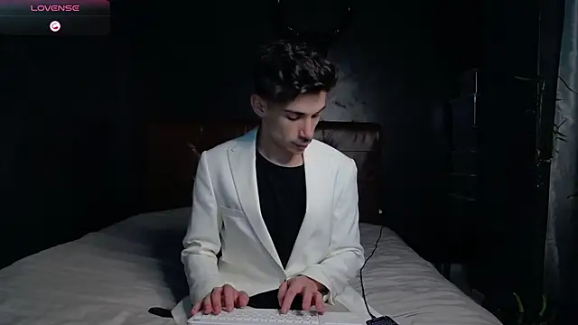 DanielCrush1 online show from November 26, 2025, 4:29 pm