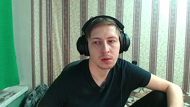 Snapshot of darienlarge chatting on October 31, 2025, 2:30 am darienlarge online show from October 31, 2025, 2:30 am