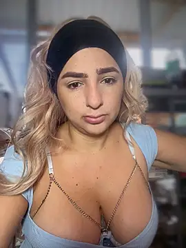 sammyqueenx21 online show from November 21, 2025, 1:32 pm