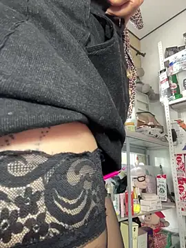 sammyqueenx21 online show from November 14, 2025, 1:37 pm